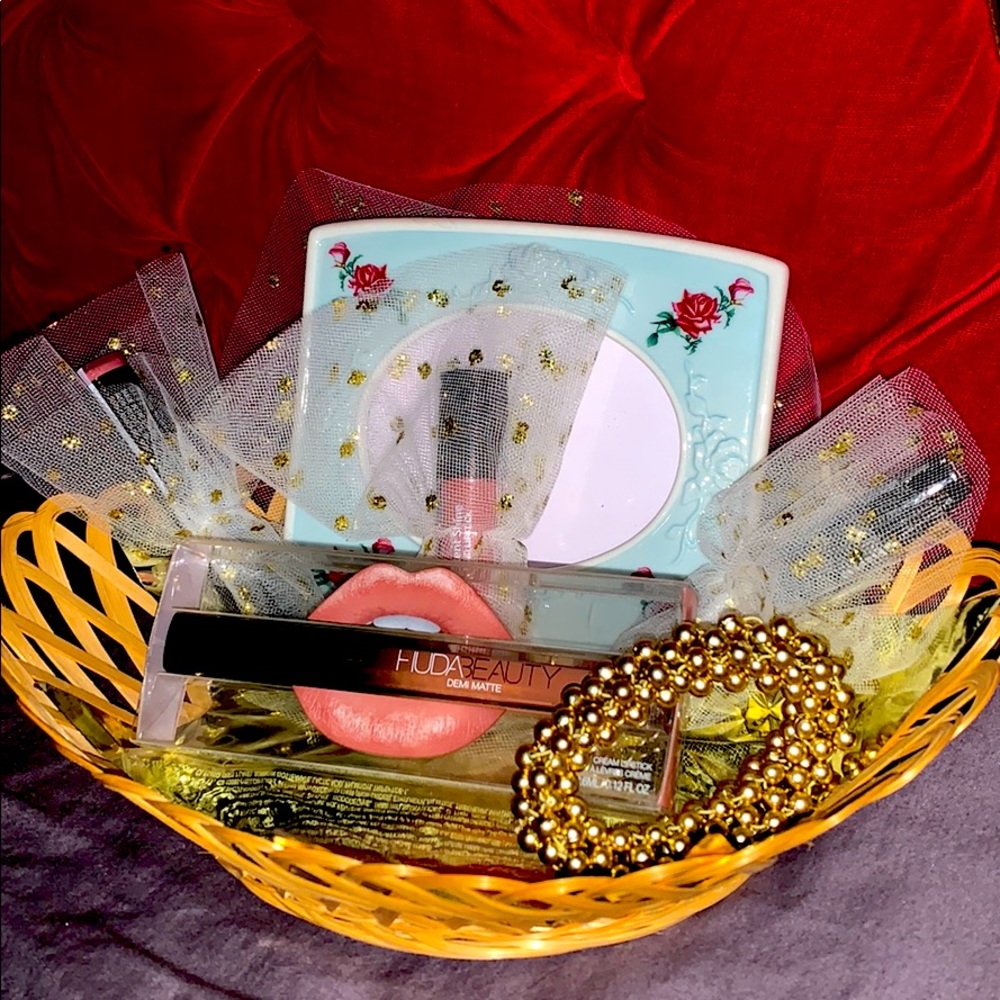 Lippie Love Basket